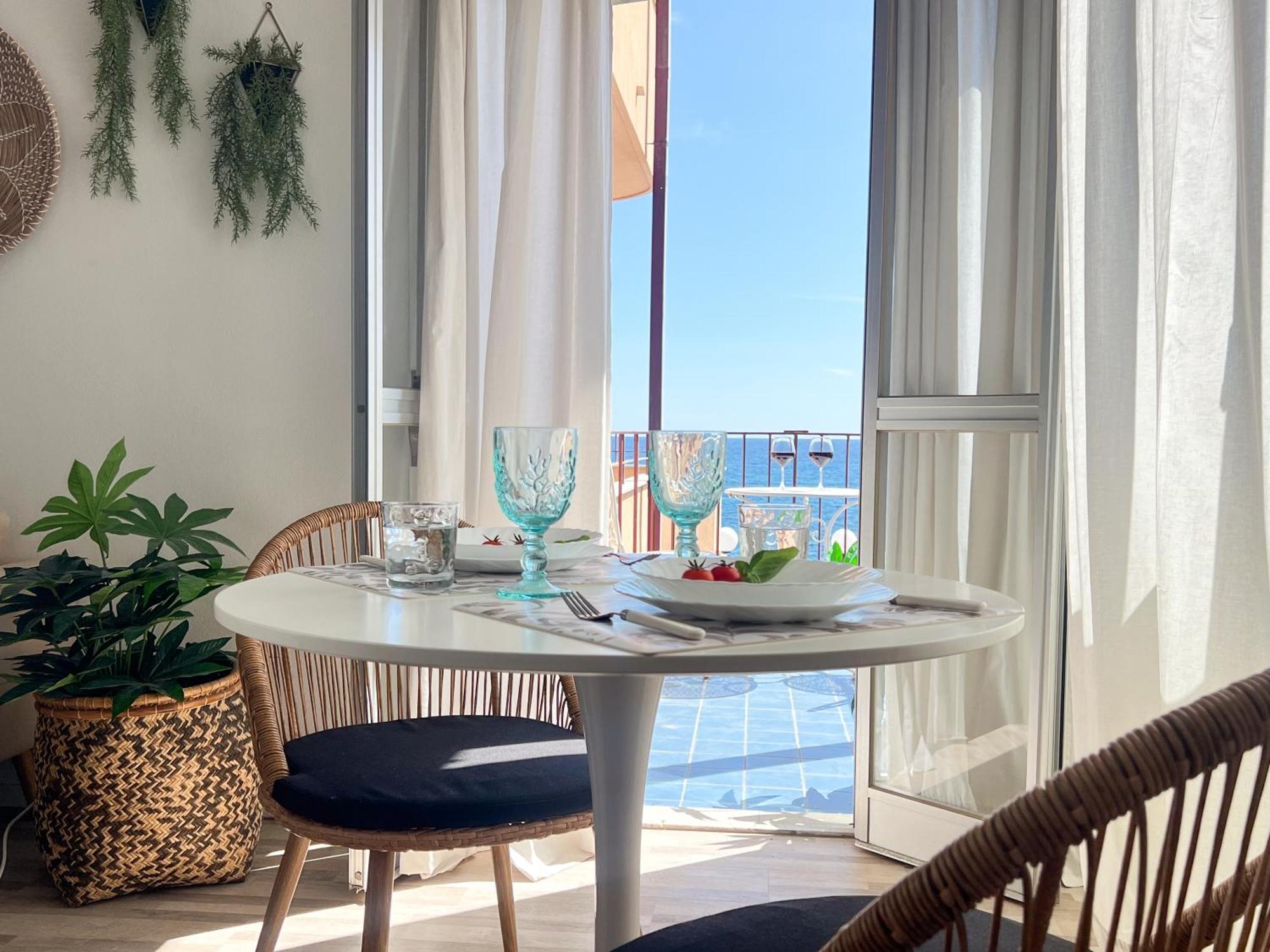 Seafront Tysandros Apartment